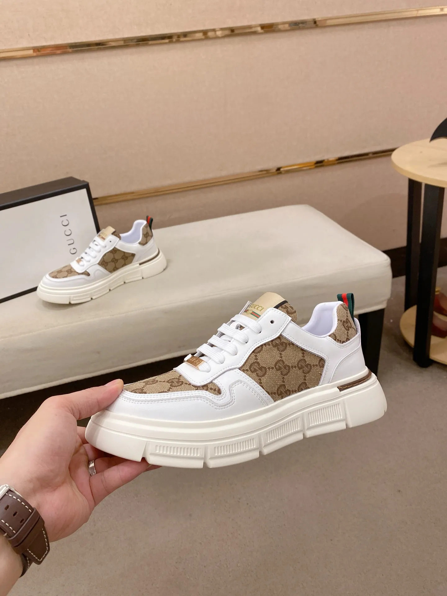 Men's shoes💰 400💰The new GUCCI (Gucci) counters are launched simultaneously. The new men's shoes, 😘fabrics are selected from imported cowhide, and the lining is sheepskin lining. 👍🏿 High-end ☄️ air-cushion molded anti-slip rubber outsole, exquisite lines, simple and elegant, comfortable and high-end for leisure travel. Code number: 38 to 44 (45 can be customized and cannot be returned or exchanged)